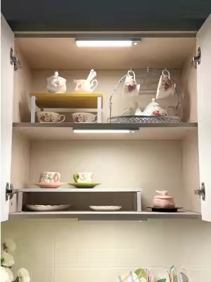 💡 Si sos de los que se levantan a la noche medio dormidos 😴💡 estas luces con sensor de movimiento te van a cambiar la vida#cabinetlight #KitchenHacks #light #homelighting #ledlights 