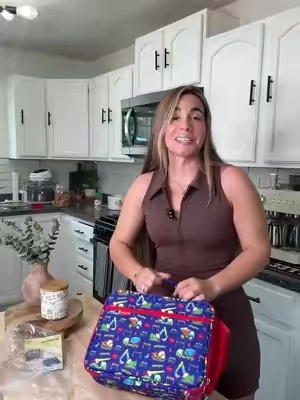 Una lonchera para niños bien completa ,te incluye su box con divisiones,un termo para el agua y cuchara y tenedor 