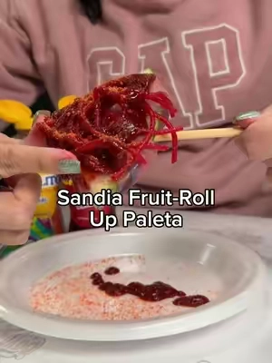 🍉Celebrando el Día Nacional de la Sandía de la mejor manera. ¿Le darías una mordida? 🌶️✨ #sandia #watermelon #querico #spicy #chamoy 
