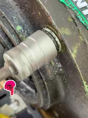 ¿Qué herramientas usarías para quitar tornillos dañados? #strippedscrewremover #nutremovaltool #DIY #TikTokHolidayHaul #tiktokshop 