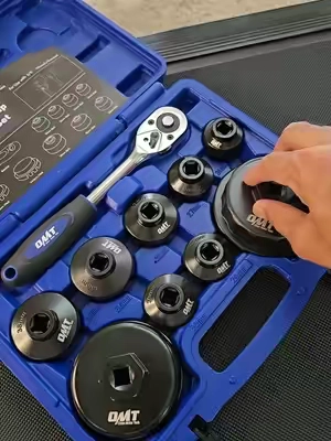 Kit de llave para filtro de aceite Orion Motor Tech de 10 piezas con dados métricos de 24 mm a 64.5 mm, diseñado para cambios de aceite más fáciles y eficientes. Herramienta automotriz con diseño de bajo perfil y construcción resistente para mantenimiento DIY en diferentes vehículos. #carmaintenance #diyoilchange #herramientas #mecanico #handtools 