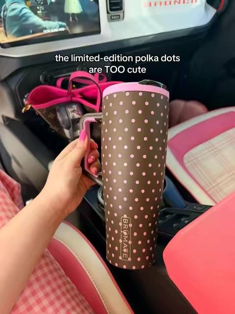 Bestie… I already know these limited-edition polka dot BrüMate Era Flips are going to be the ones everyone regrets not grabbing 😭🤍🖤 The print is giving vintage, designer, and classic all at the same time. But it’s not just cute—the Era Flip has a leakproof flip-down straw, keeps drinks ice cold for hours, and fits perfectly in a cup holder, so it’s actually practical for everyday life. If you’ve been searching for a limited-edition tumbler, polka dot tumbler, leakproof water bottle, 40 oz tumbler with handle, or the BrüMate Era Flip, this drop is definitely one to grab before it’s gone. #Brumate #BrumateEraFlip #EraFlip #LimitedEditionBrumate #PolkaDotTumbler @BrüMate 