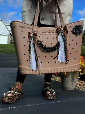 @Crocs dropped the Latte color in the Large Crocs Tote and as a neutral girlie…. I HAD TO HAVE IT!  #tote #totebag #crocstote #bagsforwomen 