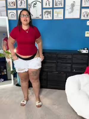 Outsideeeee #jeanshorts #plussizefashion #womensfashion 