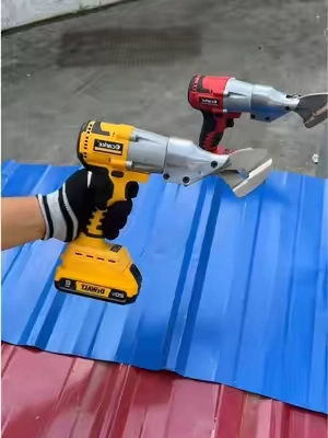 Me alivia mucho las muñecas comparado con las tijeras de mano, especialmente en cortes largos.#cordless #sheetmetalcutter #metalshears #dewalt #milwaukee 