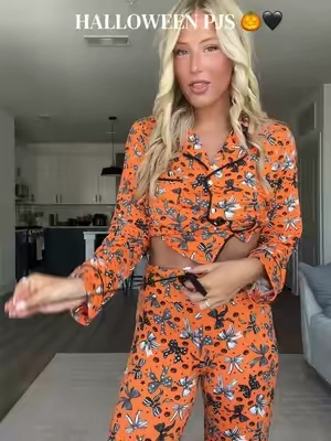 This one’s for my Halloween girlies 🎃🧡 #halloweens #fallpjs #pjs #halloweenpjs #bowpjs 