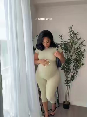 I loveeee #capris #capriset #twopiecesets #baddieoutfits #dressthebump 