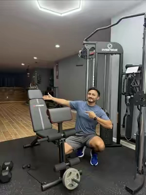 Está banca para el gimnasio no te ocupa mucho espacio y mira todos los ejercicios que puedes hacer en ella 😱