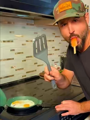 Never screw up an egg flip again with this double sided non-stick frying pan! #tiktokshopcreatorpicks #kitchengadgets 