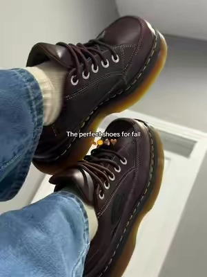 I love them they are so cute 😩🤎 #drmartens #shoesforfall #falloutfitinspo #shoesforwomen #fallstyle 