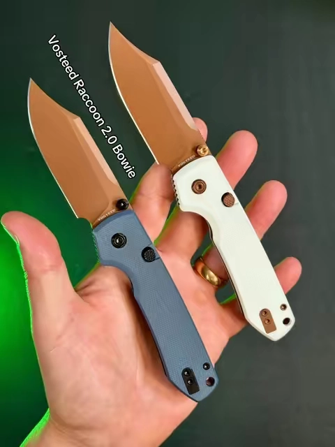 The Vosteed Raccoon 2.0 Bowie features a 3.25-inch 14C28N blade, top liner lock, smooth thumb stud deployment, and a reversible pocket clip. Which Copper Dune color are you picking? #Vosteed #Raccoon2 #EDC #PocketKnife #EverydayCarry