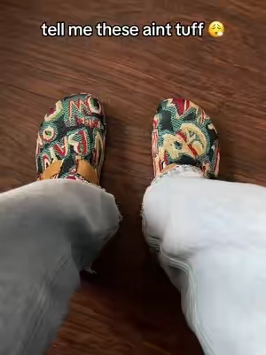 I recommend sizing up a half size, if you wear thick socks size up a full size #clogs 