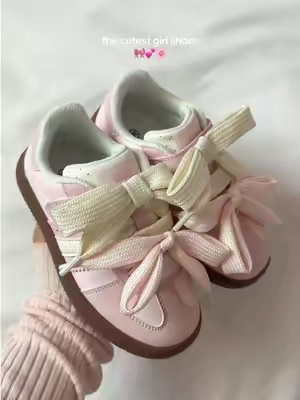 So adorable 💗 #girlshoes #toddlershoes #pinkshoes #kidsshoes #kidssneakers 