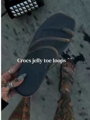 Soooo squishy soft. If you’re a half size then size down 🖤 @Crocs #crocs #crocssandals #altoutfits #comfysandals #crocsnewarrivals 