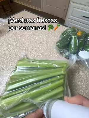 ¿Cansado de picar verduras todos los días o de que se te echen a perder en el refrigerador?  🥦🧅 De esta forma te ahorras mucho tiempo, dinero y trabajo manteniendo todo fresco por semanas al vacío. ¡Consigue la tuya en el carrito naranja de aquí abajo! 👇 #selladoradevacio #guardarcomida #hackdecocina #organizaciondecocina #feppovacuumsealer   