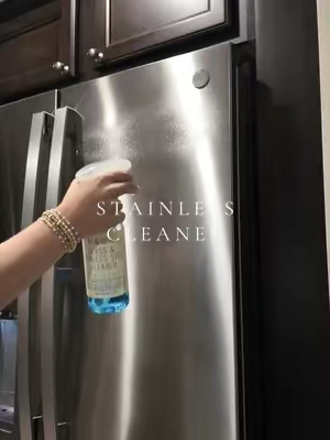 It works AMAZING on mirrors  #stainlesssteelcleaner #windowcleaner #mirrorcleaner #cleaning #cleaninghacks 