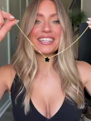 Such a great quality, affordable looks for less 🖤 #affordablejewelry #necklace #clovernecklace #pavoijewelry 