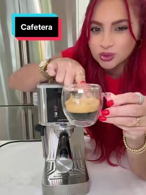 Prepara espresso, cappuccino y latte desde casa con esta cafetera de 20 bares de presión. Tiene pantalla táctil LED, tanque de agua removible de 1.2 L, vaporizador para espumar leche y un diseño compacto de acero inoxidable que luce elegante en cualquier cocina. Cafetería en casa por mucho menos. 🤍☕✨ #cowsar#coffeemachine#coffeemaker#tiktokshopcreatorpicks  