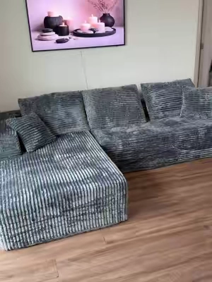 ¡Renueva tu sala con este sofá modular que lo tiene todo! 🛋️✨ Súper cómodo gracias a su espuma viscoelástica (memory foam) y base de resortes independientes. Mide 106 pulgadas, tiene una chaise lounge de 49" ideal para descansar y un diseño en tela de pana (corduroy) hermosa y suave al tacto. #LivingRoomDecor #SofasModernos #HomeMakeover #MueblesParaHogar #InteriorDesign 