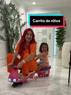 Diversión doble para los pequeños 🤩 Es recargable, tiene pedal, luces y el remolque se puede quitar con un solo clic. Perfecto para que jueguen juntos dentro o fuera de casa. #kidsrideoncars#electricwigglecar#fanttikriden10pro#tiktokshopcreatorpicks #kidscar 
