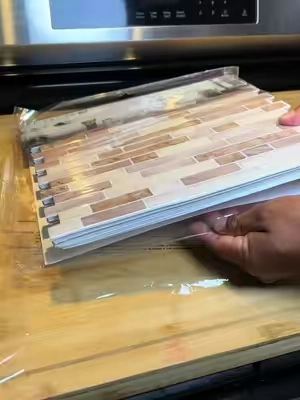 Lámina tipo azulejo, vienen 10 en el paquete no tiene que gastar mucho dinero para ver su cocina bonita Stickon Tile Backsplash #peelandsticktile #homedecor #peelandstickbacksplash #backsplash #tiktokshopcreatorpicks 