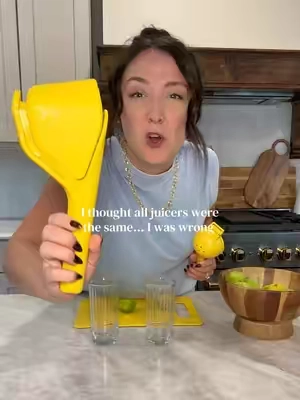 If you cook dinner a lot, you need this lemon juicer. 🍋 No messy hands, no seeds in your food, and best of all… no lingering lemon smell on your fingers afterward. #KitchenMustHaves #LemonJuicer #CookingHacks #HomeFavorites #TikTokShopCreatorPicks 