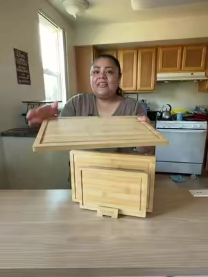 Dile adiós a las tablas viejas y difíciles de limpiar! 🥩🥕✨ Este set de tablas para cortar de bambú incluye varios tamaños para preparar frutas, verduras, carnes y mucho más. Son resistentes, amigables con tus cuchillos y vienen con un práctico soporte para mantener tu cocina organizada!#cuttingboard #bamboocuttingboard #kitchenessentials #TikTokShopSummerSale #SummerVibes 