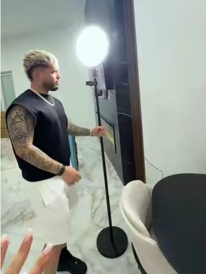 Lámpara ring light con trípode que hace que tus videos se vean mucho más profesionales sin gastar una fortuna. Iluminación potente, altura ajustable, control remoto y soporte para el celular para grabar TikToks, Reels, maquillaje o transmisiones en vivo desde cualquier lugar. #ringlight #tripode #tiktokshop #creadordecontenido #arodeluz 
