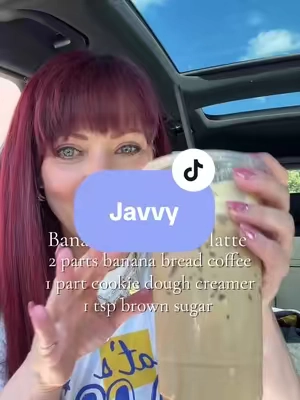 This banana bread latte with brown sugar cookie dough cold foam is so good and good for you! #javvy #proffee #bananabreadlatte #coffeelatte #falllatte 