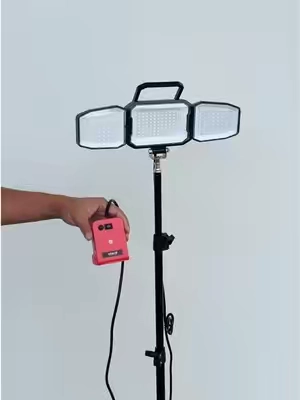 El alcance de 360 grados cubre todo un cuarto, así no tengo que andar moviéndolo todo el tiempo.#light #worklight #milwaukee #battery #construction 