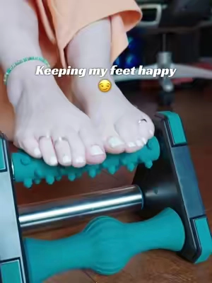 The foot massage roller that increases that circulation and really does feel super good to massage your feet at the end of the day. Foot health is incredibly important. #Footroller  #FootMassage #footMassageRoller #FootHealth #Plantarfasciitis 