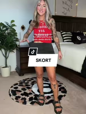 I’m 5’3” 135lbs wearing a medium. If you’re in between sizes, i suggest sizing up. #skort #skortoutfit #stretchydenim #stretchyshorts #stretchyjeans 