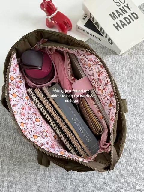 ABSOLUTELY AMAZING. it’s so pretty and very high quality!! It fits my ipad, computer, notebooks, pens and pencils. it also comes with a mini bag!! so cute! 10/10. #totebag #collegebag #workbag #schoolbag #TikTokshopbacktoschool 