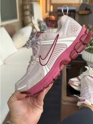 This color way 🤏🏼🤏🏼🤏🏼 #nikevomeros #vomero5 #vomero #flykicks #TikTokShopSummerSale @Fly Kicks 