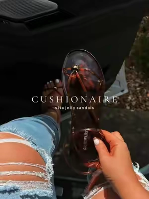So simple and cute 🤎 @Cushionaire #shoes #flatshoes #sandals #jellysandals 