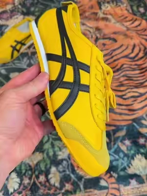 This yellow just hits different 🍋⚠️🍯⚠️#tiktokshopcreatorpicks #TikTokshopbacktoschool #onitsukatigermexico66 #onitsuka #onitsukatiger 
