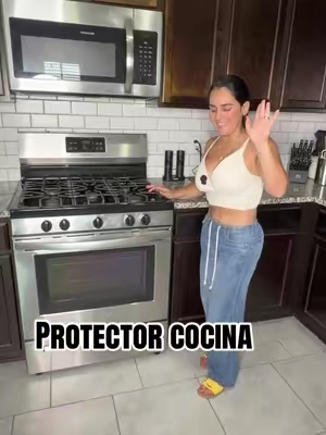 Mantener tu cocina impecable y libre de grasa ahora es muchísimo más fácil. Este protector soporta altas temperaturas, evita que los salpicones arruinen tus paredes o estufa y se limpia con solo pasar un paño húmedo. Te ahorra horas de limpieza y hace que tu cocina siempre se vea moderna y ordenada. Consigue el tuyo en el enlace de aquí abajo antes de que se agoten. #tiktoksummersale #kitchenstoveguard #kitchenclean #homehacks #kitchengadgets 