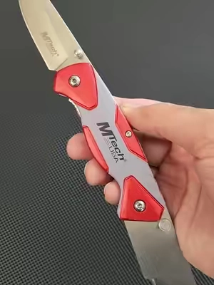 Esta herramienta Mtech USA 2 en 1 cuenta con doble hoja, cuerpo metálico resistente y bloqueo seguro para cortes exigentes. Con un diseño compacto de 4 pulgadas y clip de bolsillo, es perfecta para cortar alfombras, paneles de yeso y cuerdas fácilmente. #pocketknife #utilityknife #boxcutter #contruccion #navajadebolsillo 