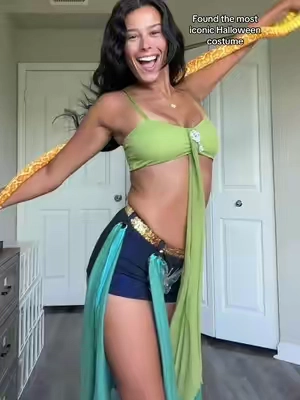 Send this to your blonde friends #britneyspears #halloweencostume #halloween #halloweencostumeidea 