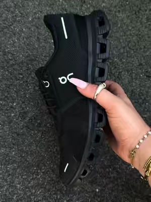 Stay for a moment while I tell you about the most comfortable sneakers in the world 🤯🖤 #fyp #ttsneakerweek #oncloud #comfort #blowthisup 