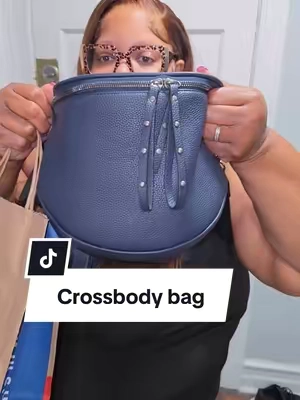 mom bag approved 👌🏽  #crossbodybag #tiktokshopbacktoschool #tiktokshopsummersale #leatherbag #fashiontiktok 