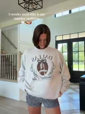 Wearing size L🤍🏈🍂 #footballseason #sweatshirt #cozy #nflfootball #dallascowboys 