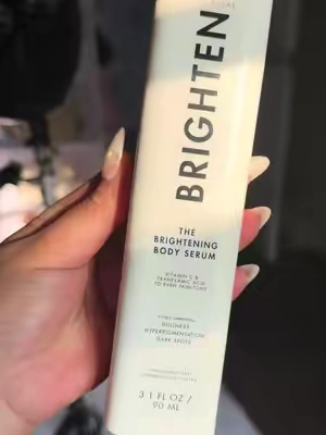 Contiene Vitamina C y Ácido Tranexámico, una combinación que ayuda a disminuir manchas, unificar el tono y devolverle luminosidad a la piel. Además, no tiene fragancia #tiktokmademebuyit #hyperpigmentation #axilasmanchadas #TranexamicAcid #BeautyFinds  @Truly Beauty 