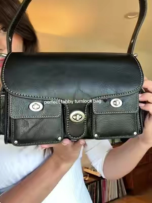 I’m genuinely obsessed #veganleatherbag #tabbybag #littleblackpurse 