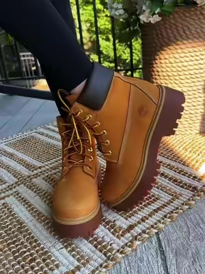 These platform waterproof boots go with everything and are built for rainy days too #Timberland #PlatformBoots #WaterproofBoots #WomensBoots #FallFashion