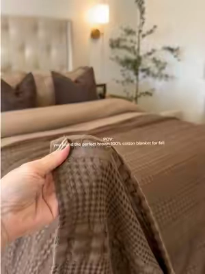 The perfect brown 100% cotton blanket to make your bedroom feel extra cozy this fall🤎🪵🧺 #blanket #waffleblanket #brownbedding #beddingdecor #bedding 