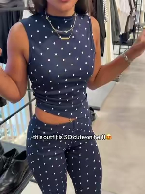 She’s 5’4” wearing a size XS. Now i need to get one for my girlfriend👀  