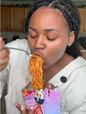 #swicy #buldaknoodles #buldak #instantnoodles #sweetandspicy 