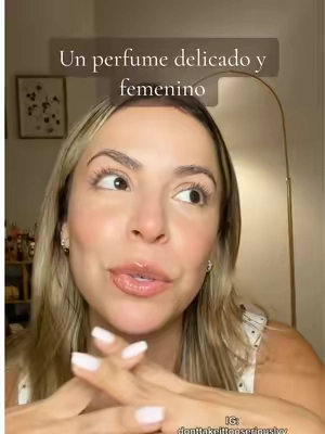 Si te encantan los perfumes elegantes, frescos y con un toque floral, tienes que probar Floral Berries de Dossier. 🌸✨ Inspirado en Jo Malone Peony & Blush Suede, combina peonía, manzana roja y un fondo suave de gamuza que huele limpio, femenino y sofisticado. Perfecto para todos los días. @Dossier Perfume #dossierperfumes #perfumereview #perfumefemenino #perfumedelujo #perfumeparamujer 