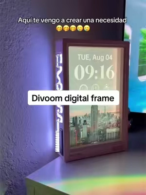 Divoom Time Frame ✨ Si te gustan los artículos futurísticos para tu casa u oficina, este marco inteligente te permite mostrar relojes, fotos, animaciones y mucho más desde una sola aplicación. Es un detalle diferente que le da un toque moderno a cualquier escritorio o espacio.  #tiktokshopcreatorpicks #summervibes #tiktokshopsummersalesale #divoomtimesframe #digitalframe 